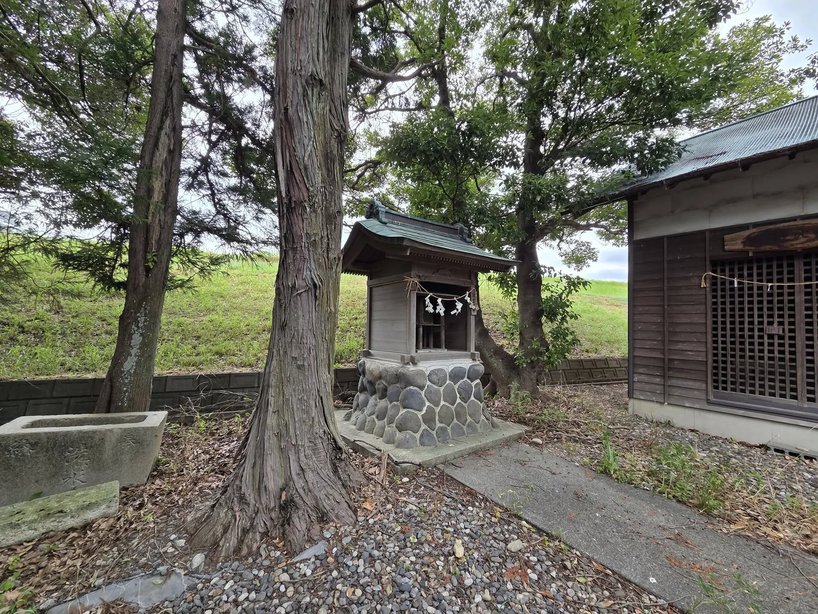 境内に祀られた小祠。