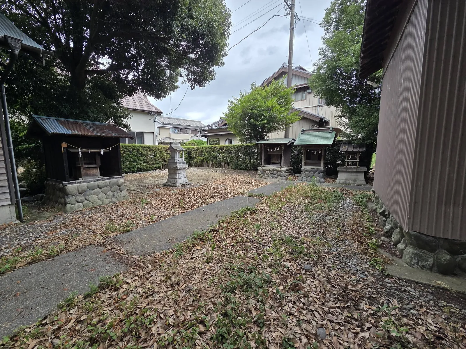 境内の参道と境内社。