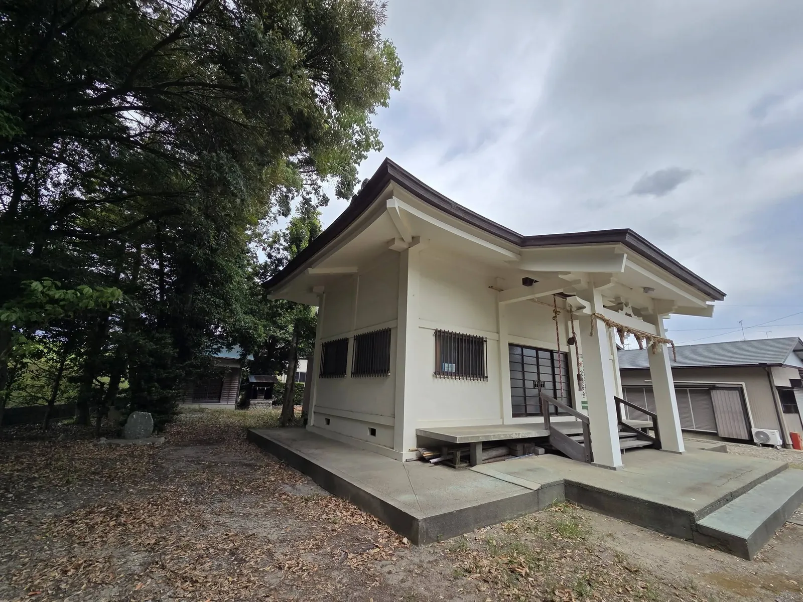 斜めから見た天白神社の社殿。