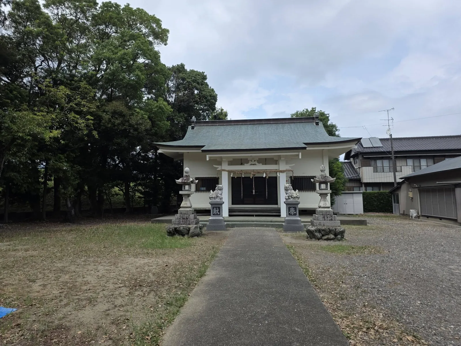 参道から天白神社の社殿を望む。