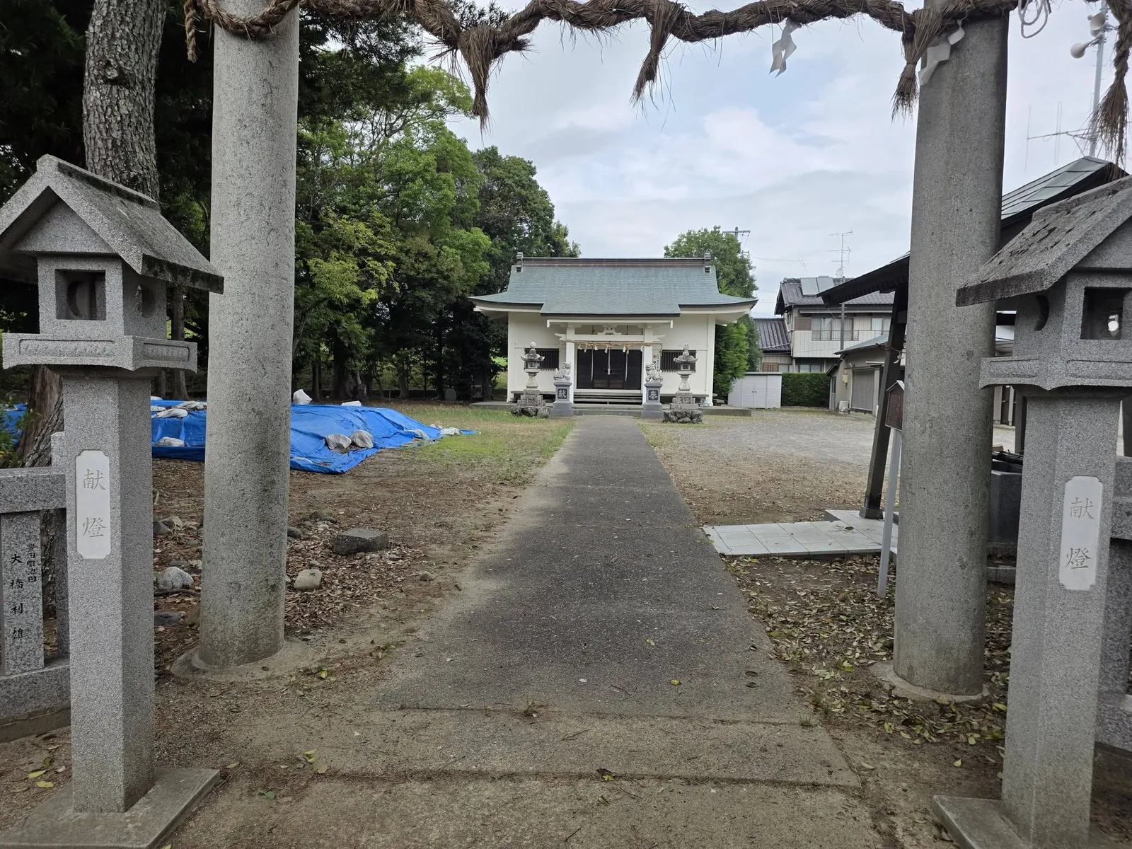 石造鳥居から社殿へ続く参道。