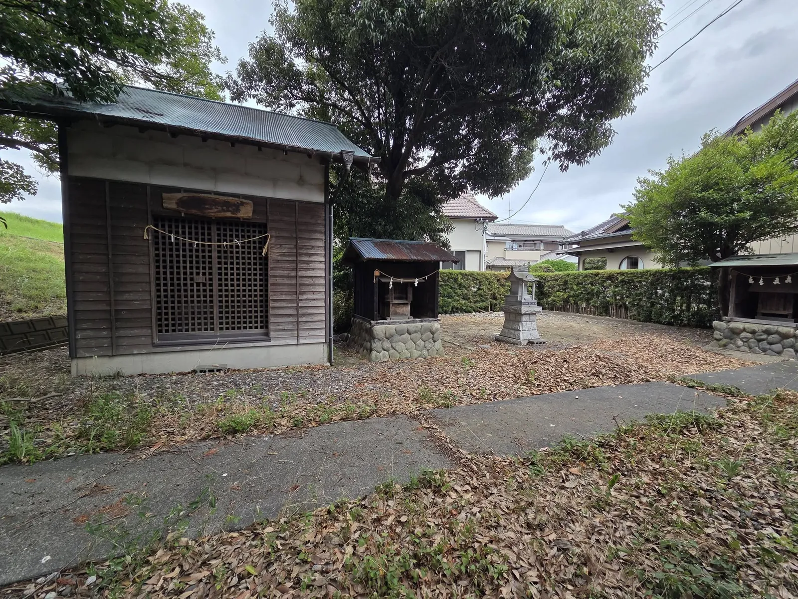 境内社と石灯籠。