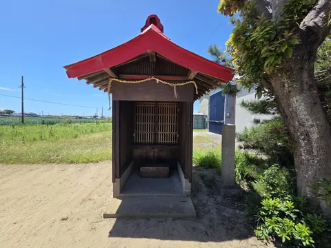 天白神社：正面から見た境内の小祠。
