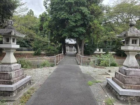 鳥居から社殿へ続く参道。石灯籠が参道の両側に立つ。