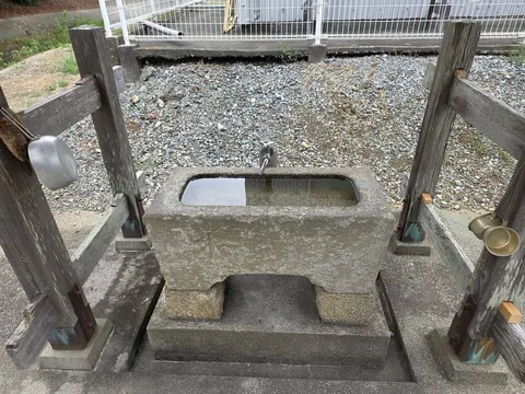 手水鉢の近景。水盤の左右に柄杓を掛ける。