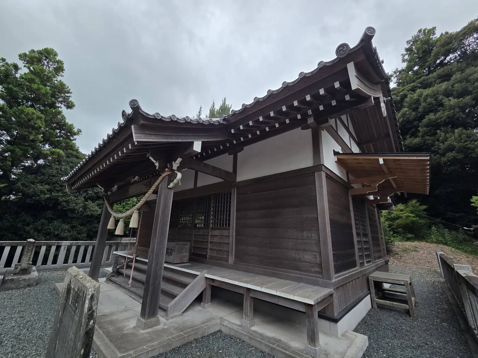 社殿を斜め後方から見る。向拝と本殿側の屋根構成が分かる。