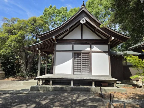 参道側から見た社殿正面。入母屋造の大きな屋根と白壁の外観。