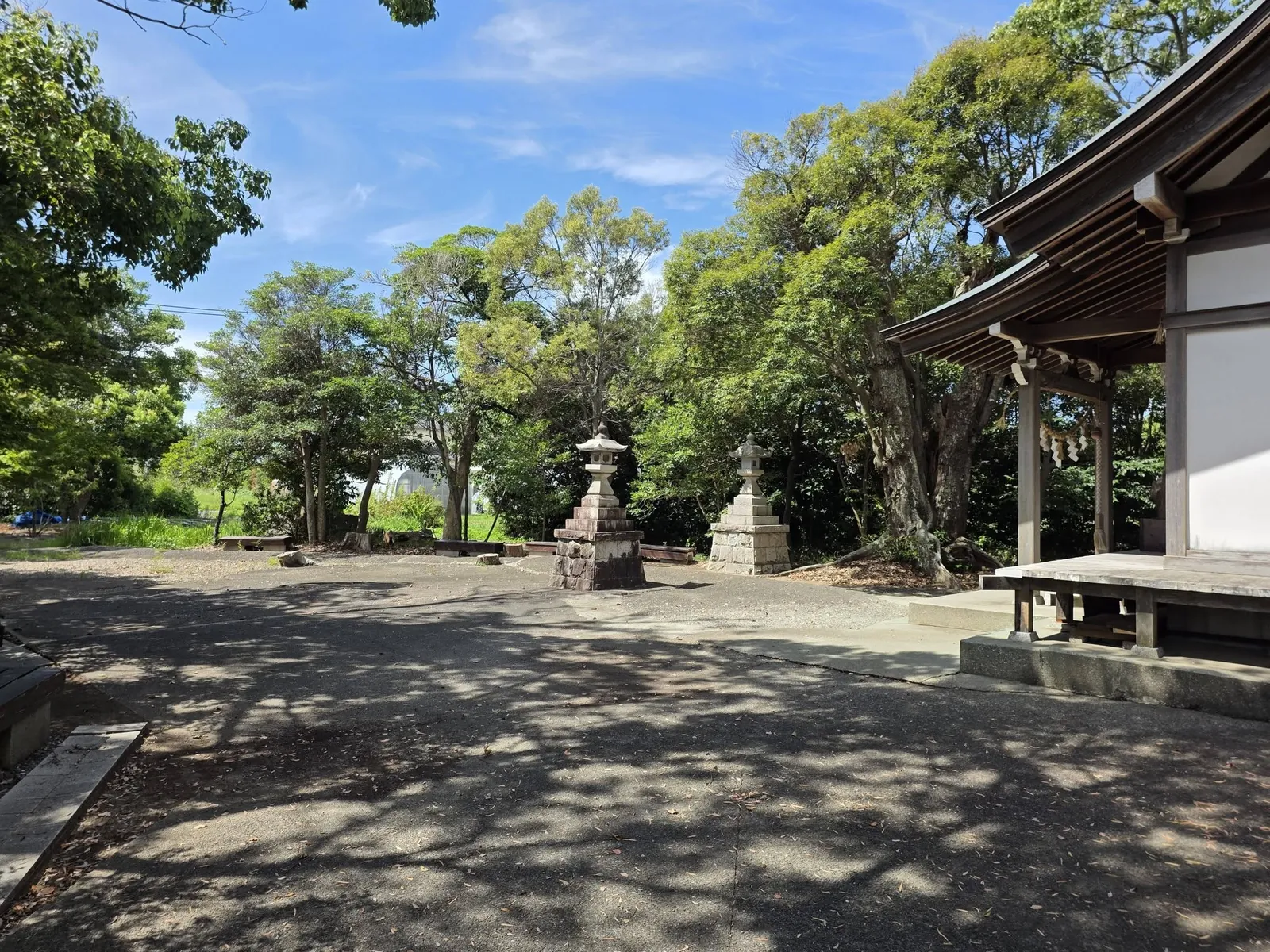 境内に並ぶ一対の石灯籠。奥に社殿の屋根が見える。