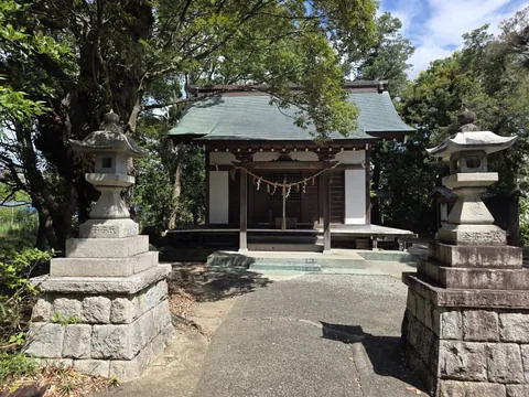 浮宮神社：一対の石灯籠を前景にした社殿正面。緑青屋根と木立に囲まれた社殿全体を望む。