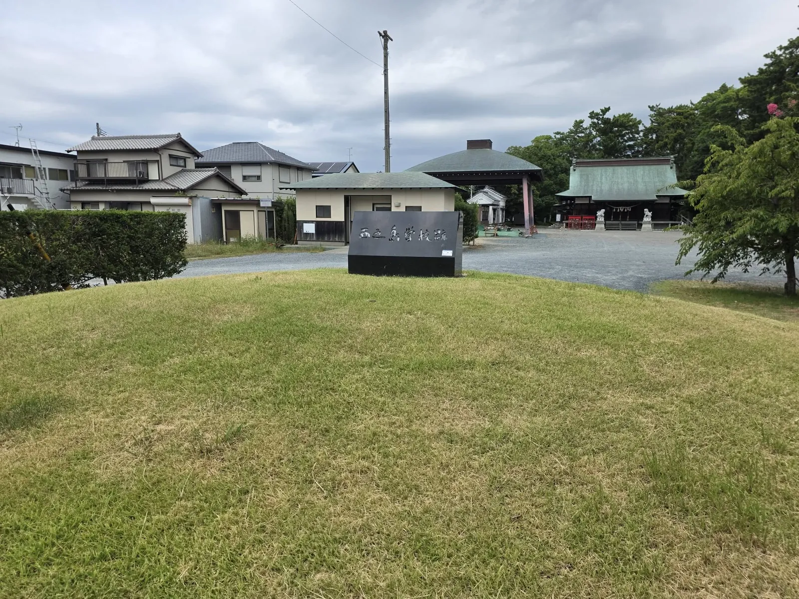 境内の広場と建物群。