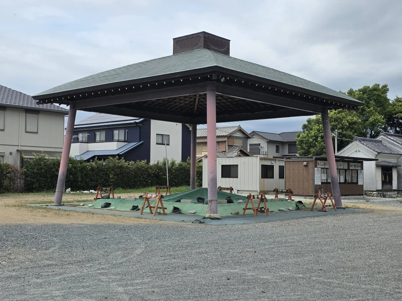 境内に建つ屋根付きの建物。