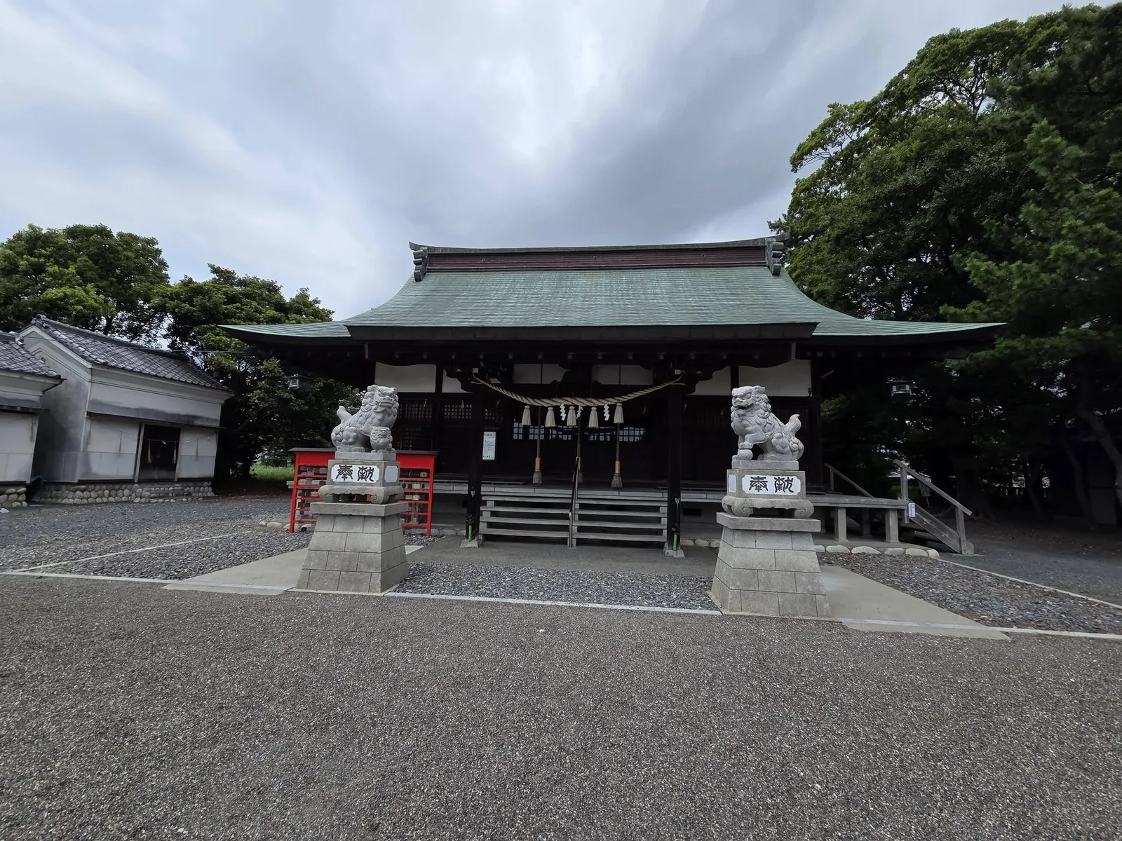 若宮八幡宮の社殿正面。左右に狛犬を配する。