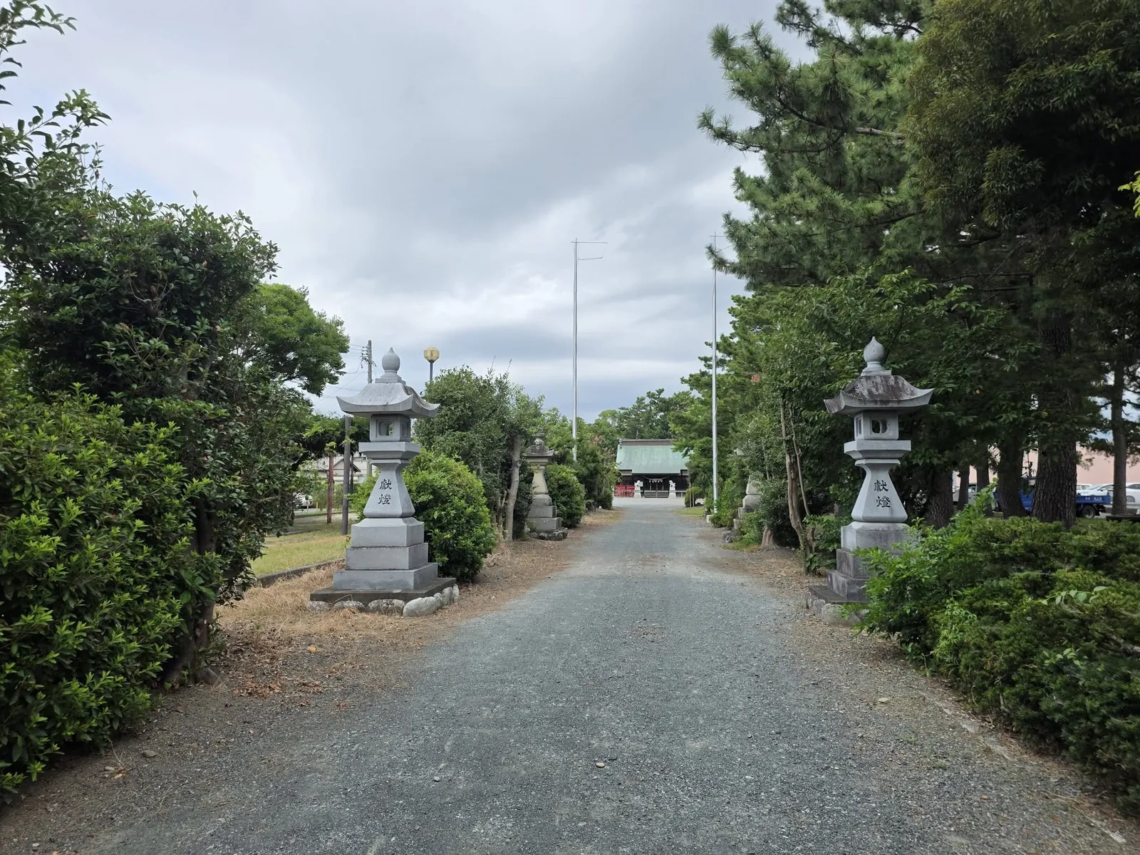 石灯籠の間を社殿へ延びる参道。