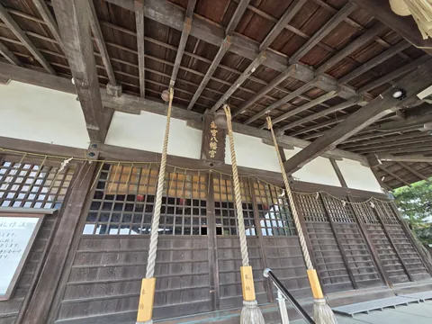 社殿向拝の注連縄と鈴。