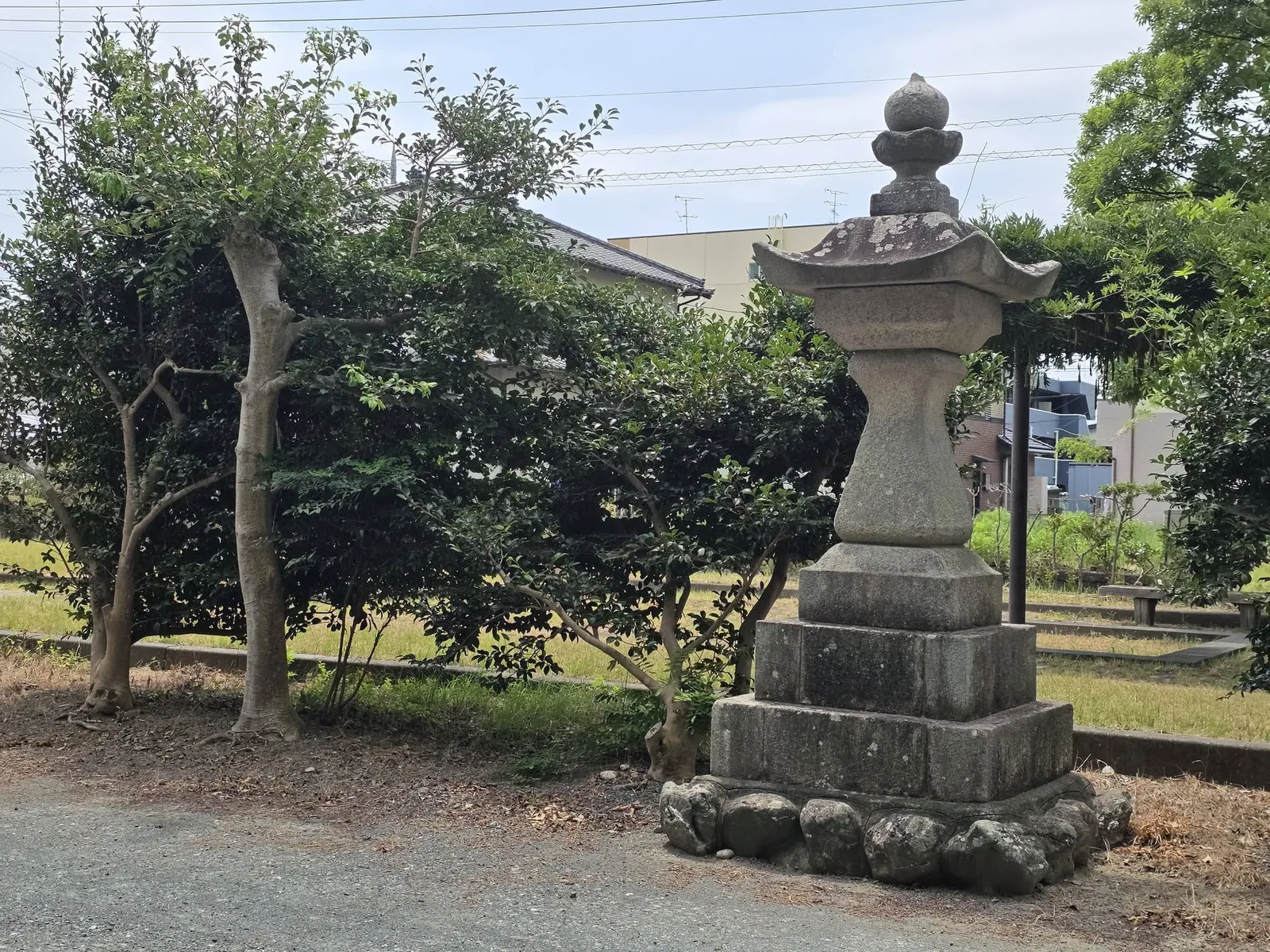 境内に奉納された石灯籠。