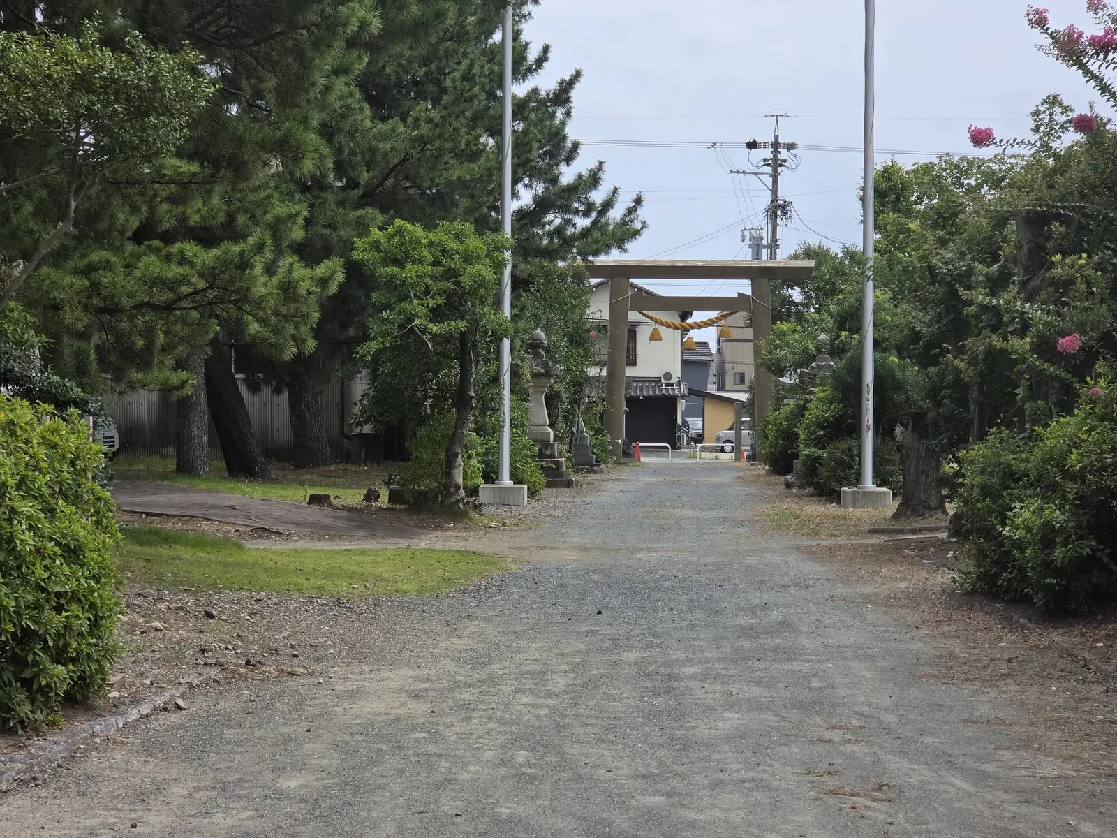 境内入口から社殿へ続く参道。