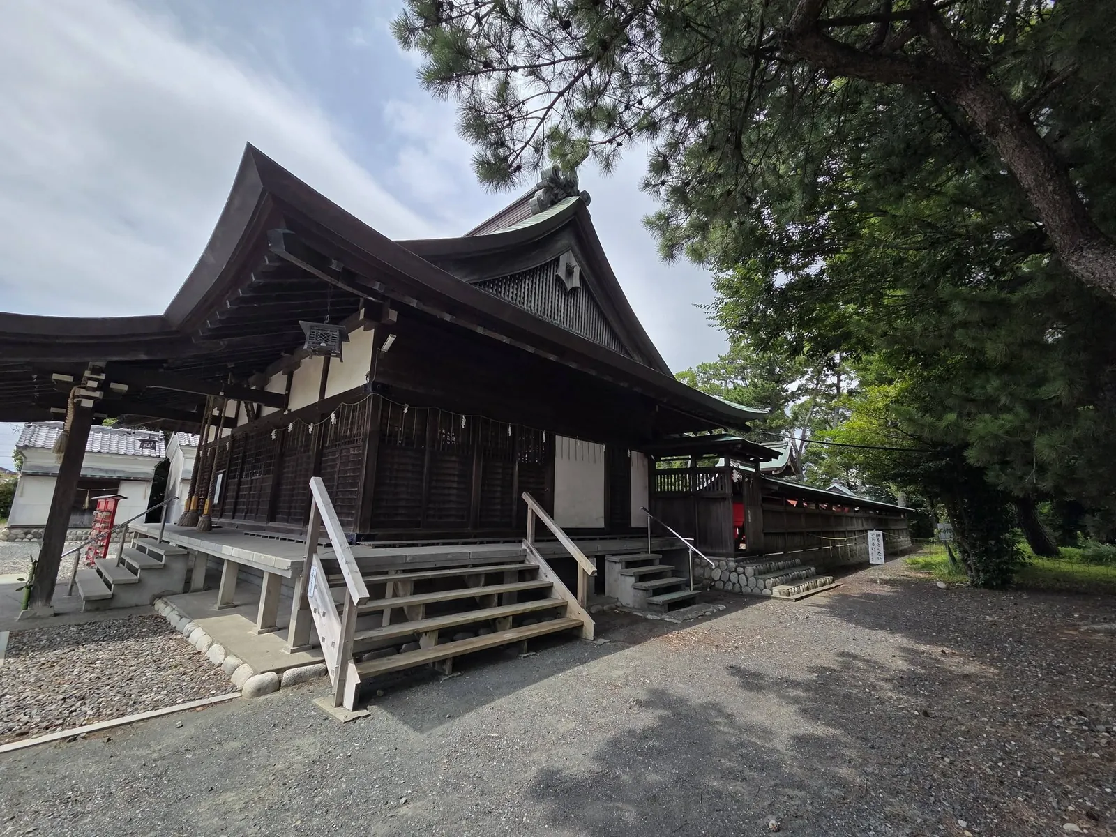 斜めから見た若宮八幡宮の社殿。