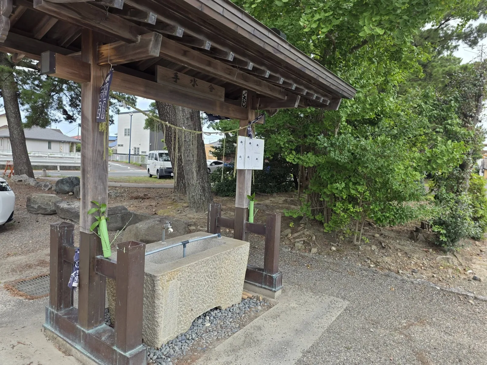 境内の手水舎と手水鉢。