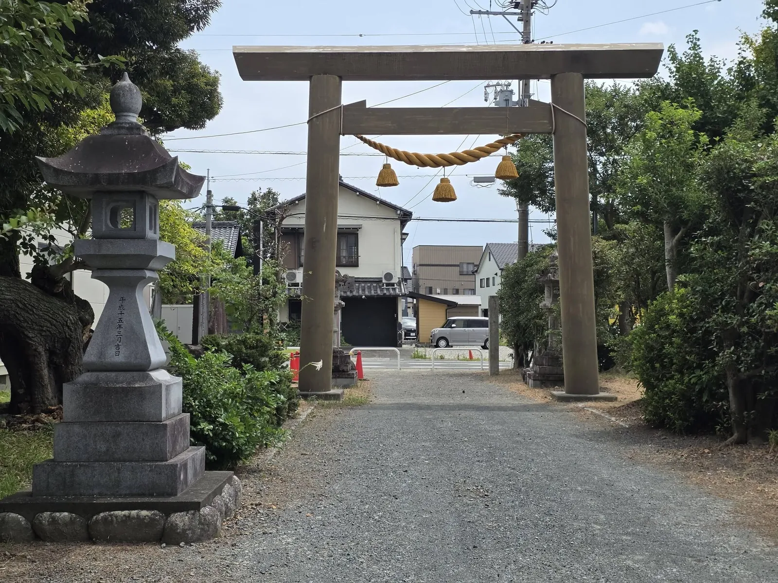 境内側から見た石造鳥居。