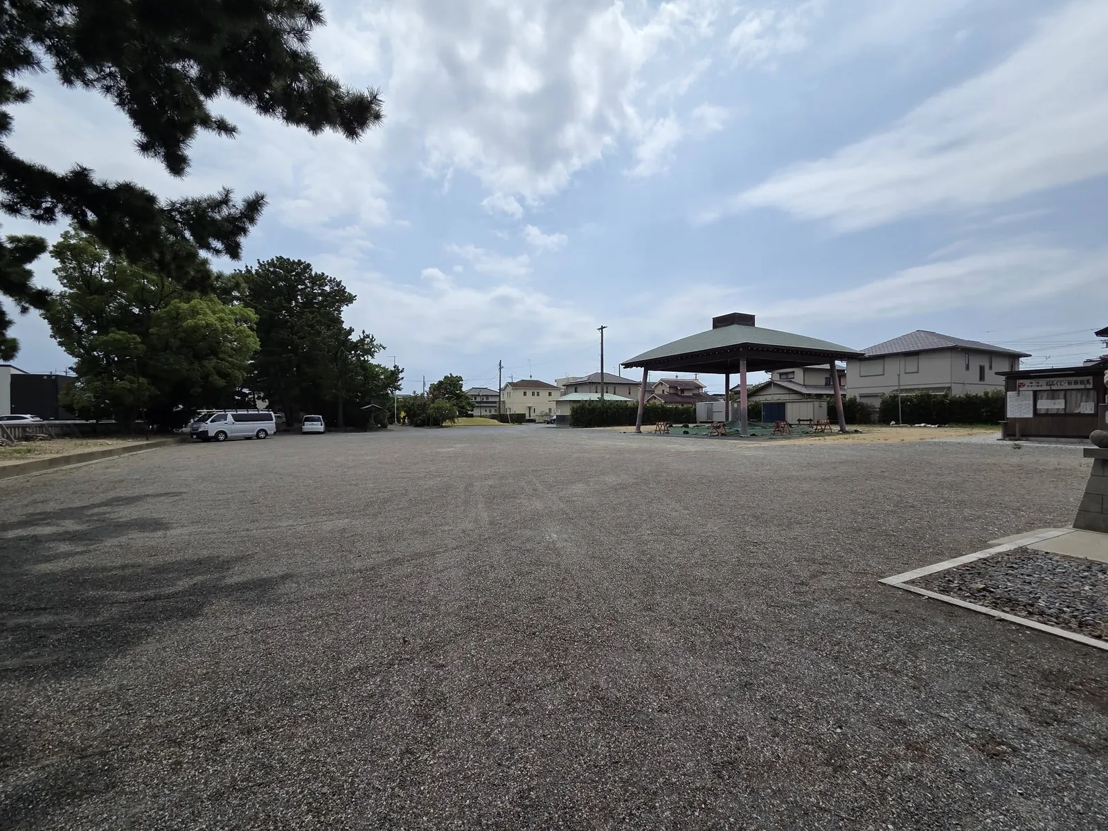 境内の広場と周辺の景観。