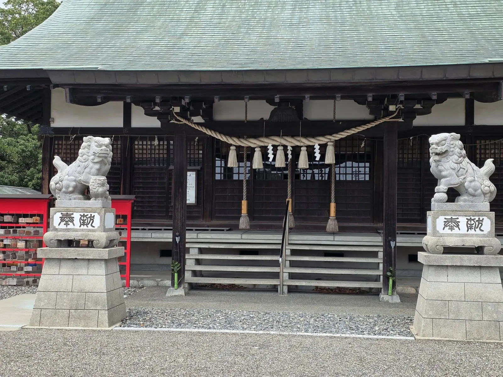 狛犬を配した社殿正面。