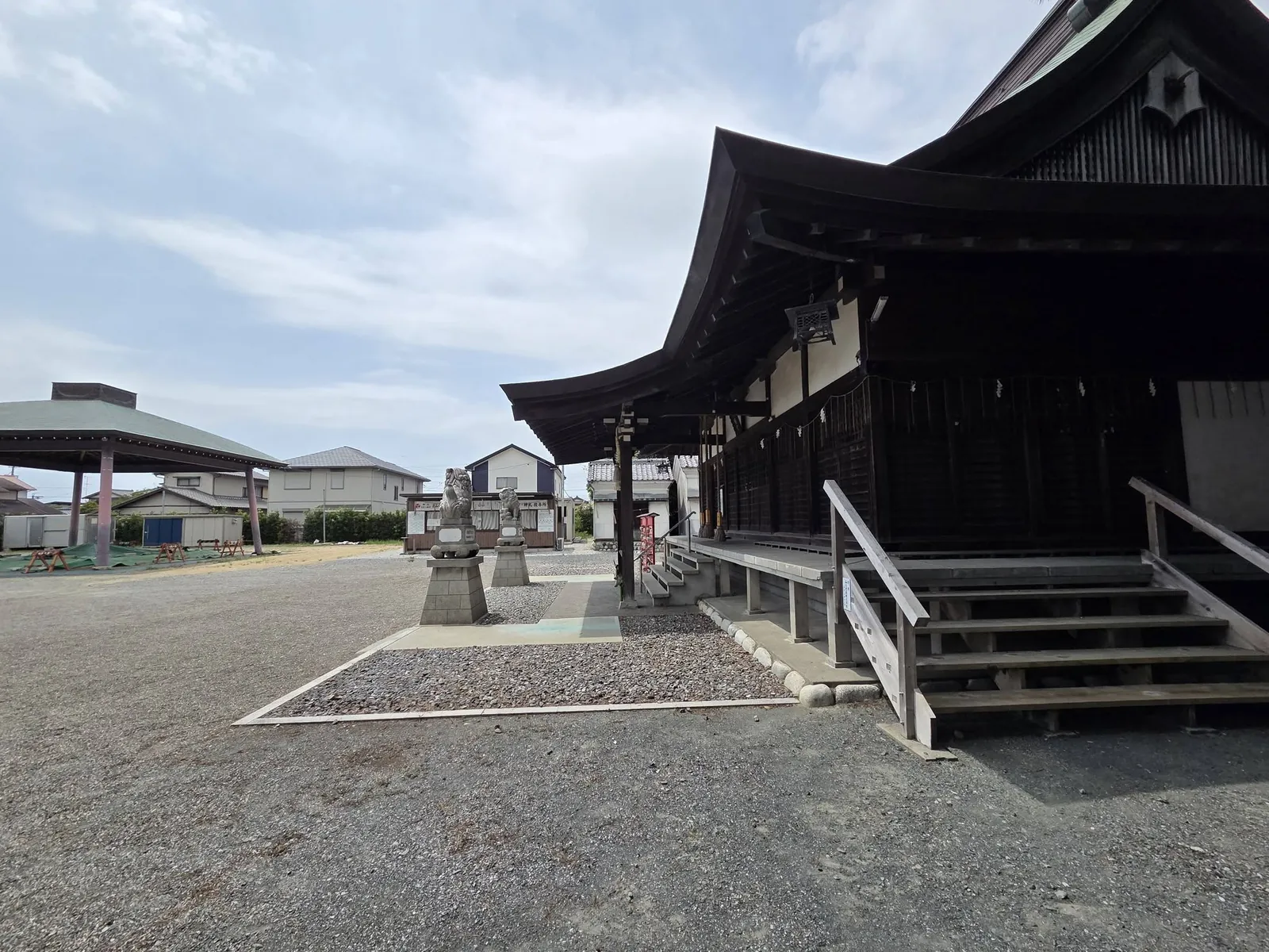 社殿を斜めから見た境内景観。
