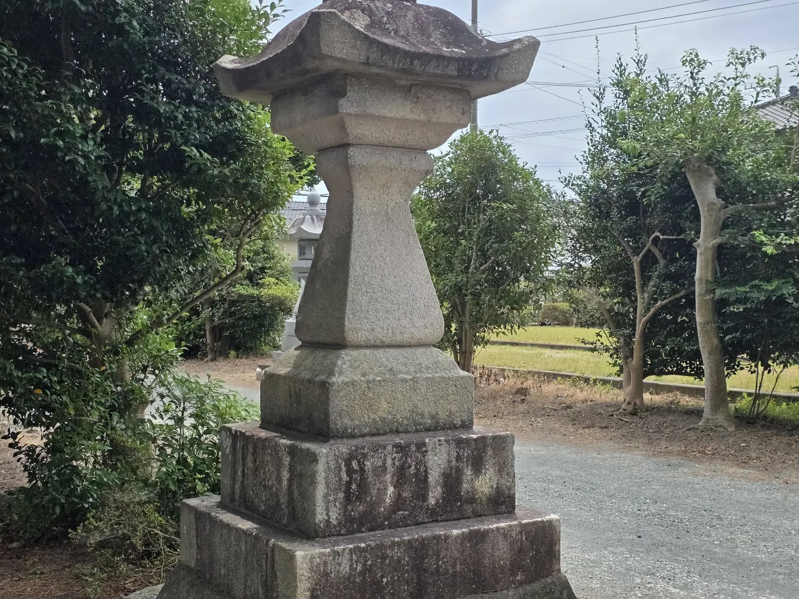 境内に奉納された石灯籠。