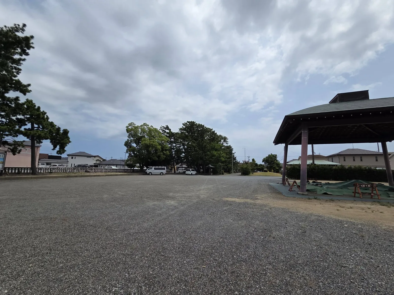 境内の広場と屋根付きの建物。