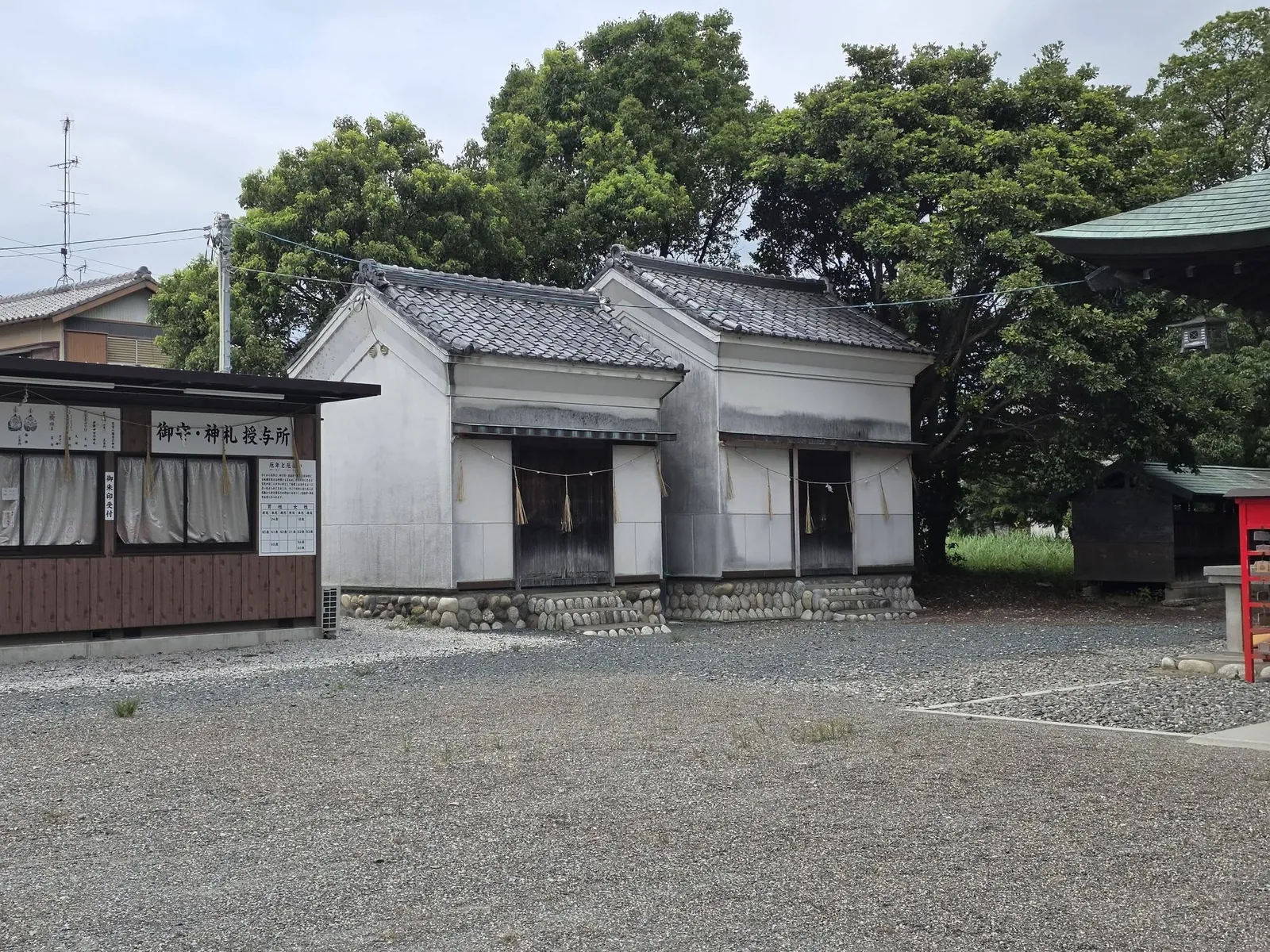 境内に残る白壁の建物。