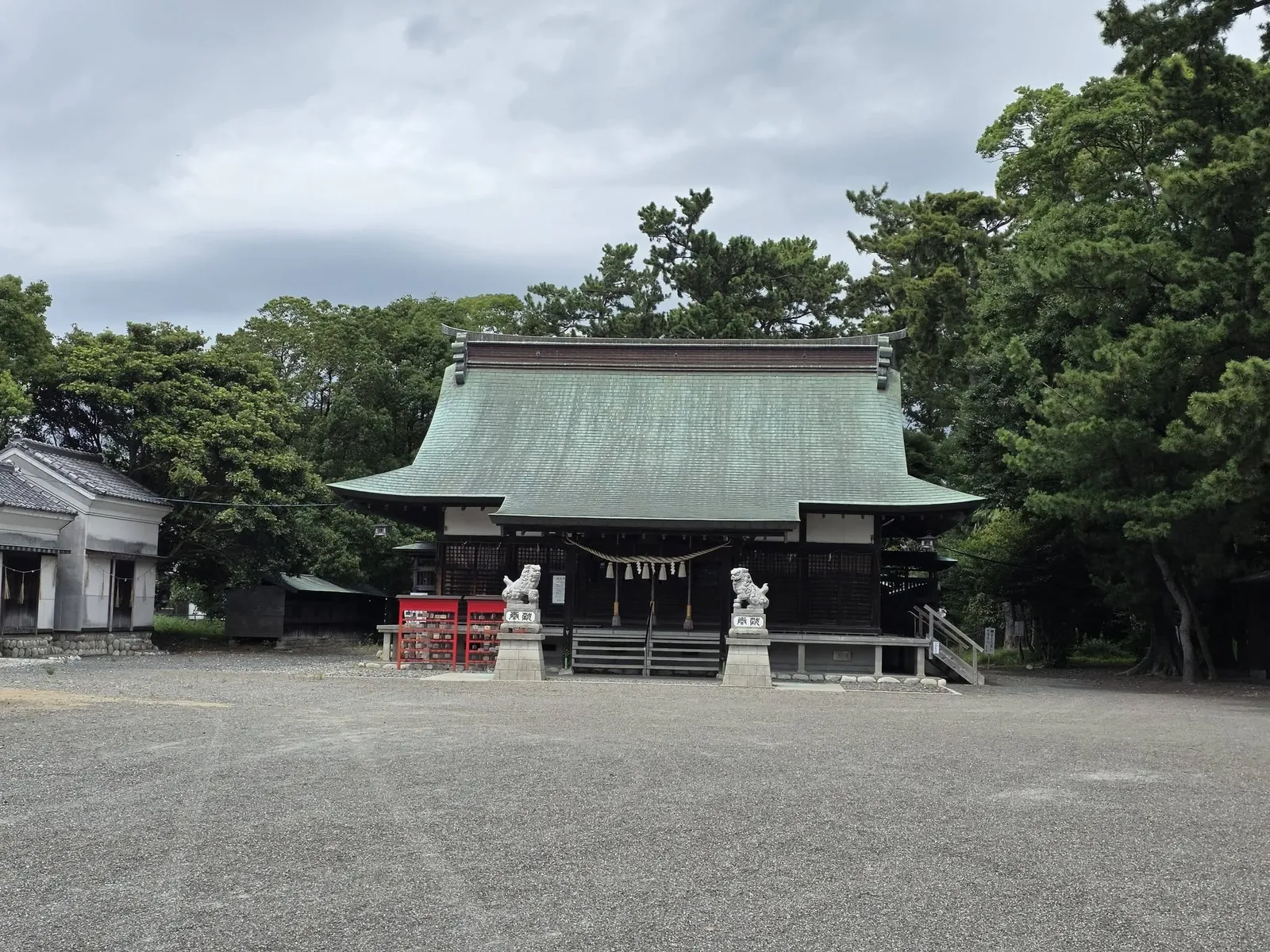境内の広場から若宮八幡宮の社殿を望む。