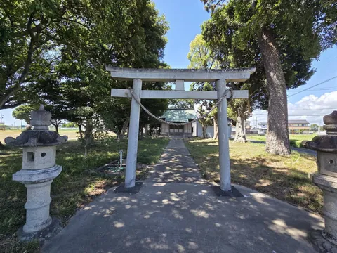 若宮八幡神社：参道入口の石造鳥居と社殿。