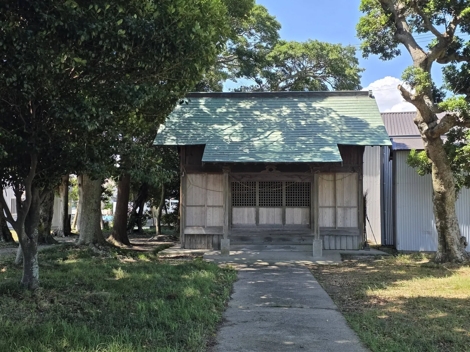 参道正面から見た若宮八幡神社の社殿。
