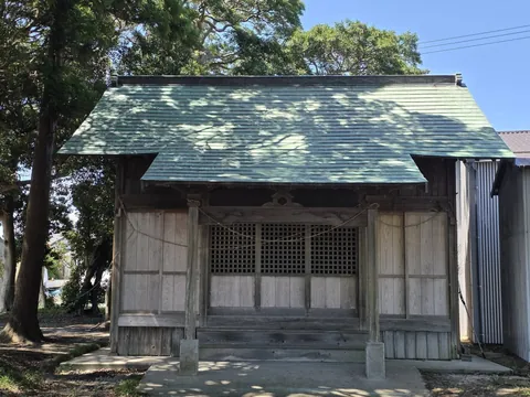 正面から見た社殿。