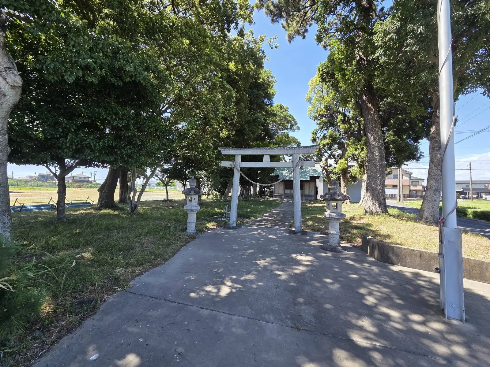 境外から鳥居と参道を望む。