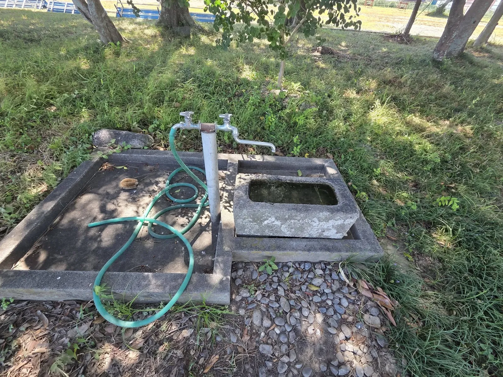 境内の水盤と給水設備。