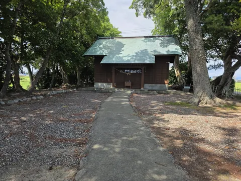 参道正面から見た若宮八幡神社の社殿。