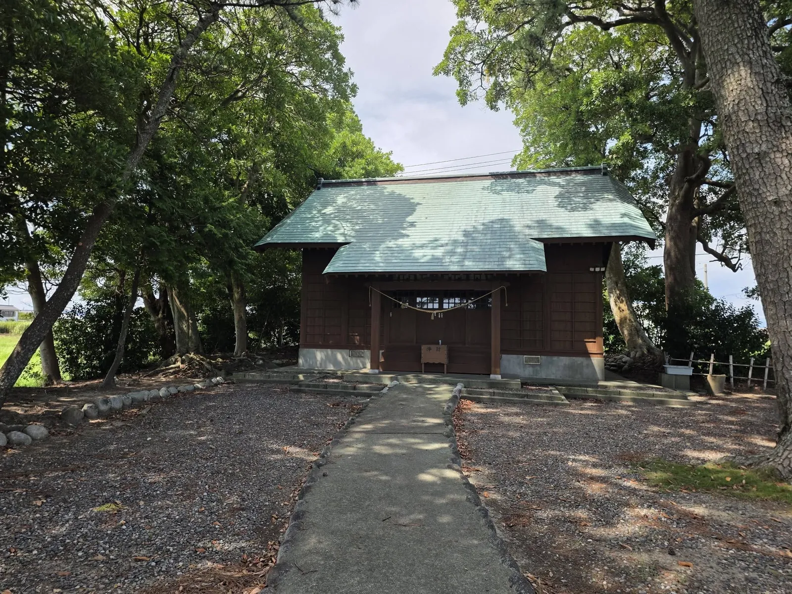石畳の参道と社殿正面。