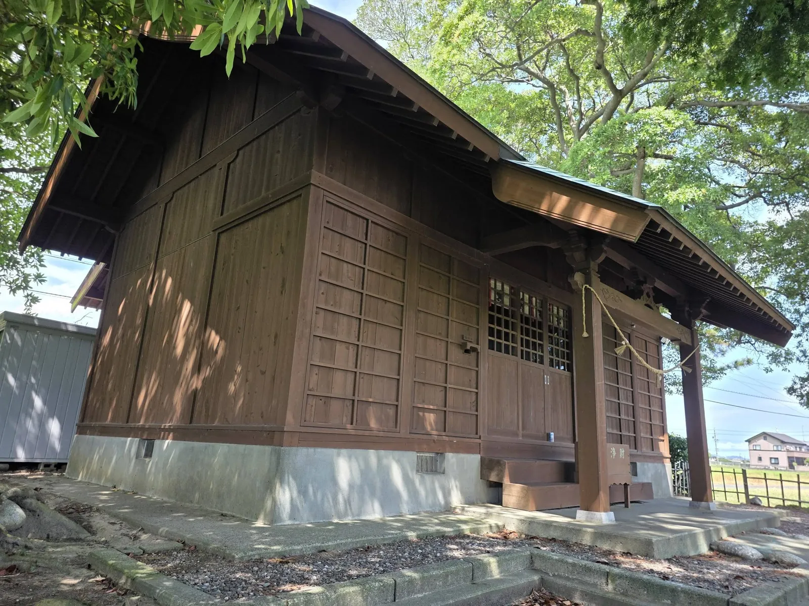 社殿を斜め前から望む。