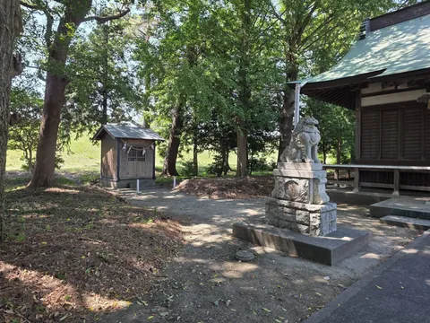境内の木立に鎮座する小社。