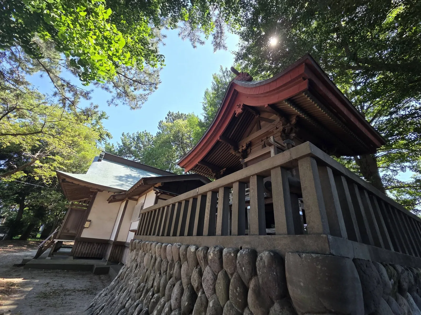 朱塗りの屋根を備えた境内社。