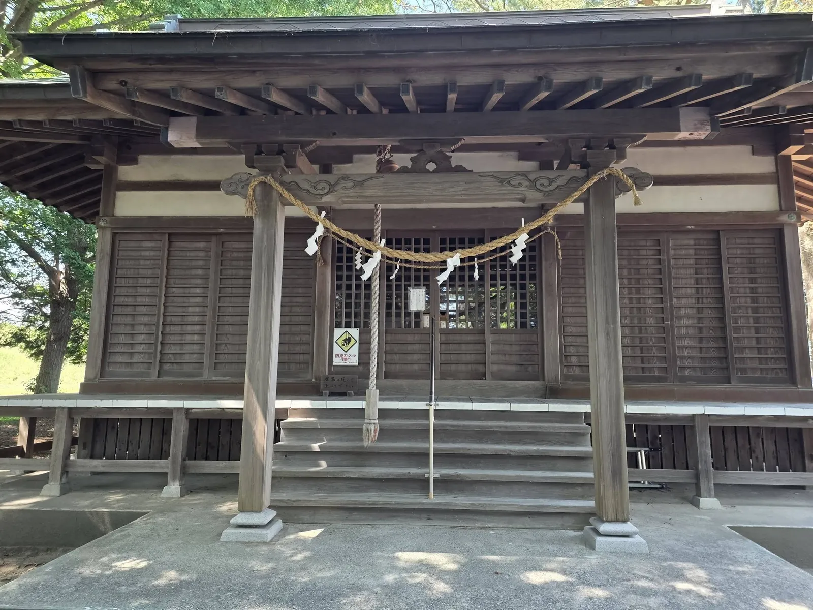 注連縄を掲げた八雲神社の拝殿正面。