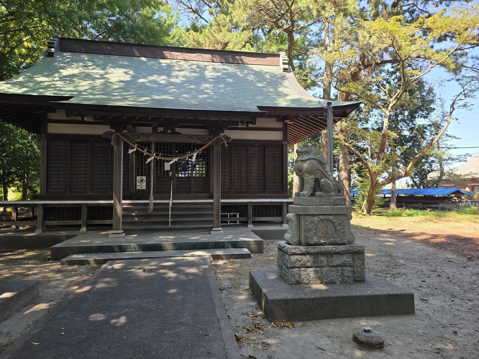 狛犬越しに見た八雲神社の拝殿。