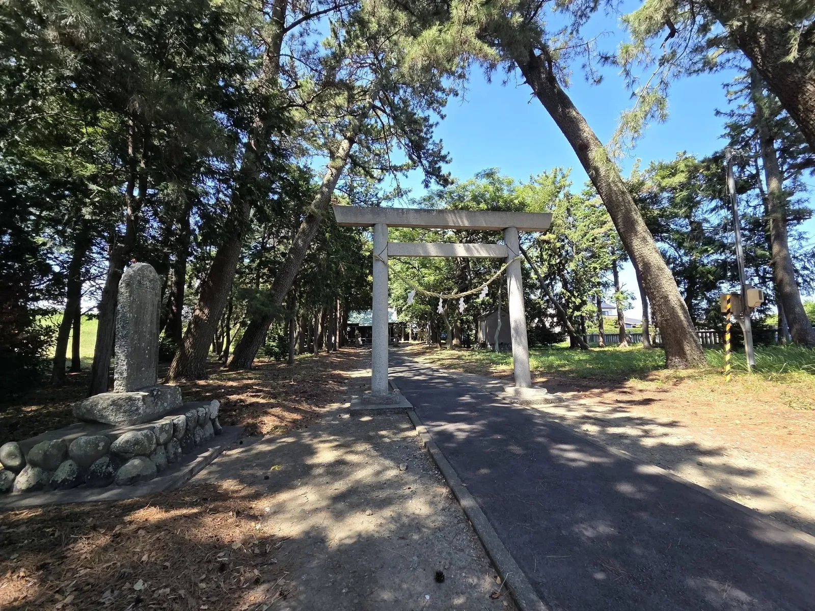 参道に立つ石造鳥居。