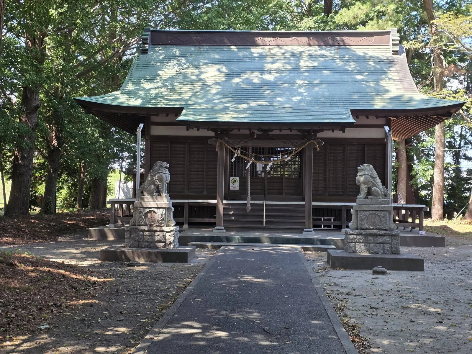 正面から見た八雲神社の拝殿。