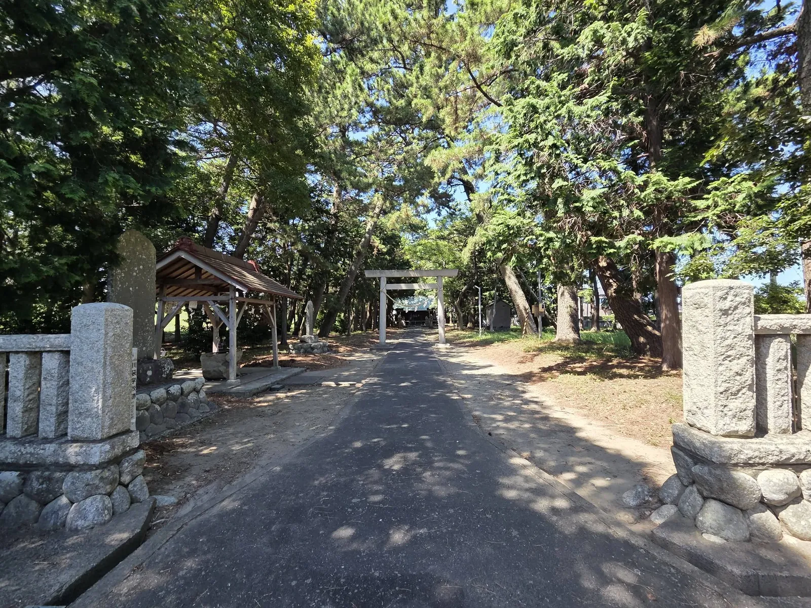 石造鳥居へ続く境内の参道。