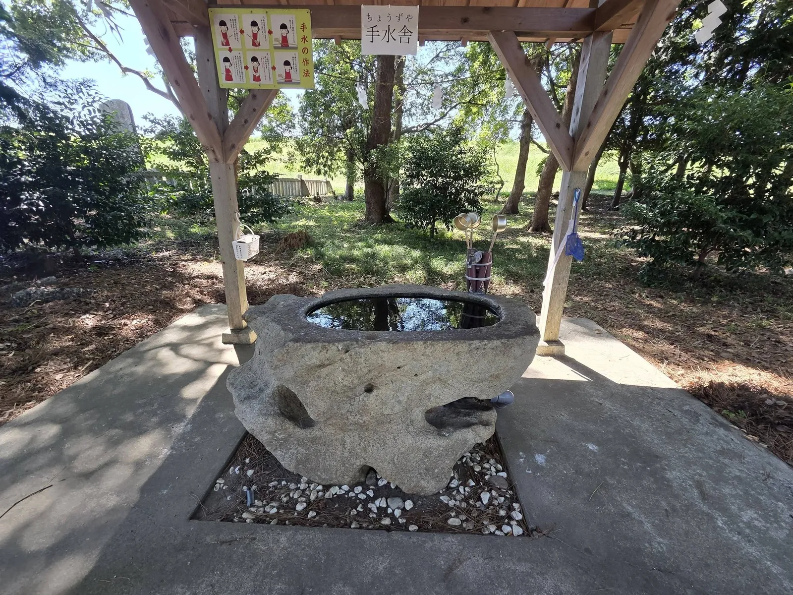 水盤を備えた八雲神社の手水舎。