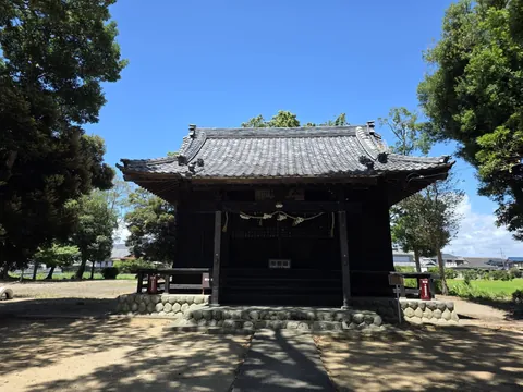 正面から見た八雲神社の社殿。