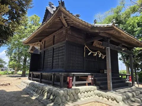 斜め前から見た八雲神社の社殿。