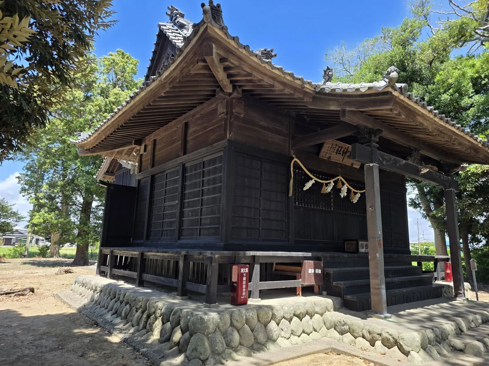 斜め前から見た八雲神社の社殿。