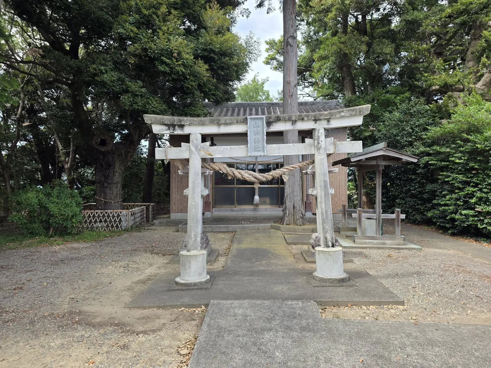 参道正面から見た石造鳥居と社殿。
